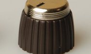 <p>PERILLA E14 A PRESION MARRON TAPA DORADA O CROMADA  </p>