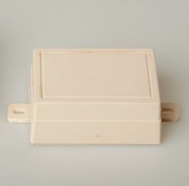 <p>CAJA MINI MARFIL CON OREJAS</p>