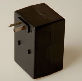 <p>CAJA FUENTE 90 NEGRA CON PATAS</p>